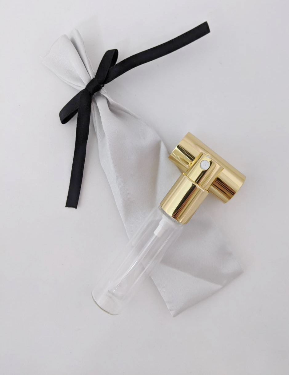 高级质感银色丝绸小袋附10ml 携带式金色喷雾圆柱玻璃空瓶