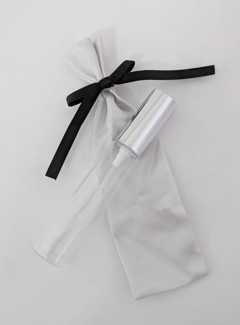 高级质感银色丝绸小袋附15ml 携带式银色喷雾圆柱玻璃空瓶